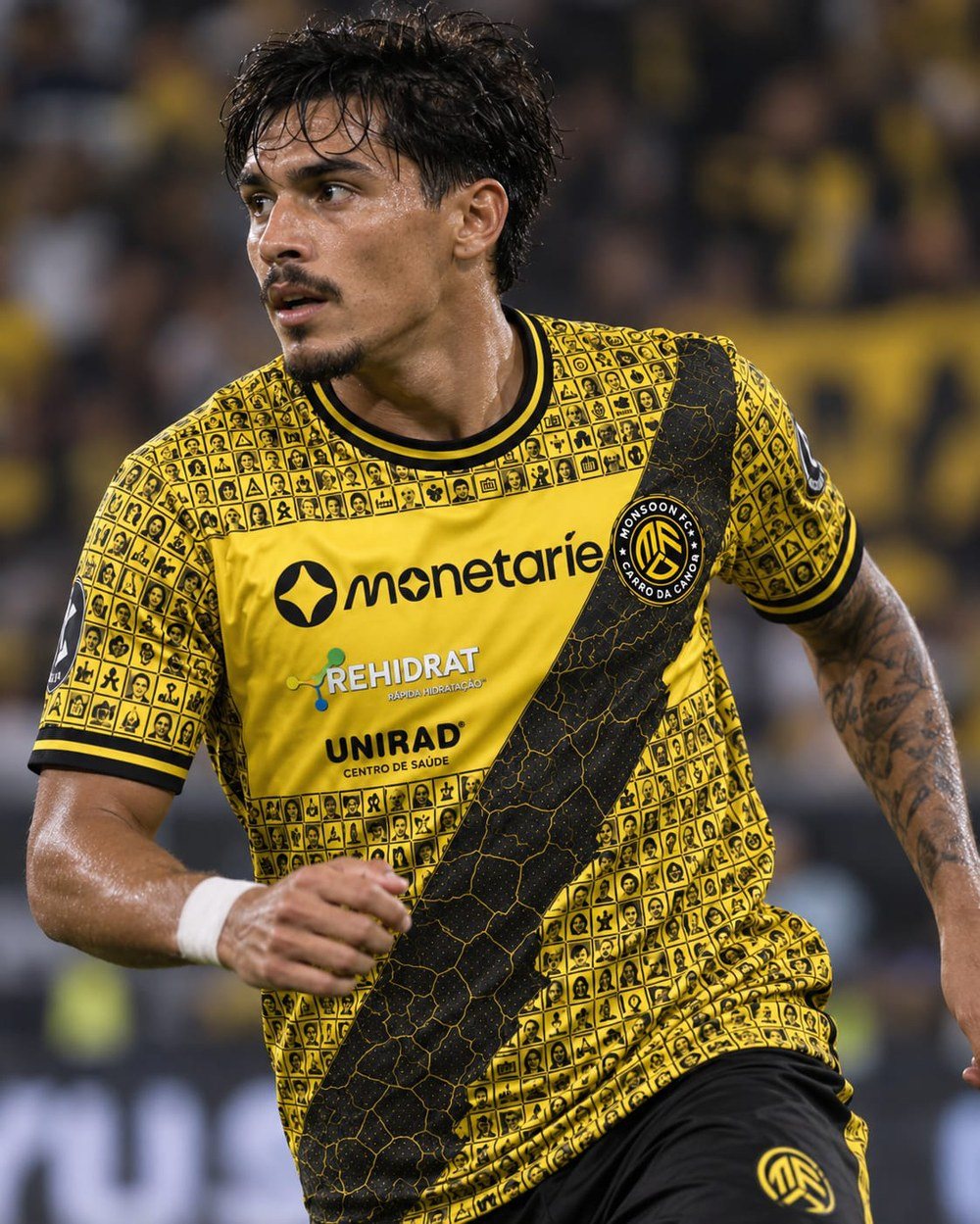 Foto aproximada com a marca em destaque na camisa